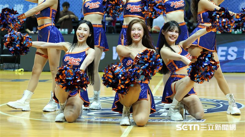 瓊斯盃啦啦隊「Just Make Girls」成員貝貝(左1)。(圖/記者劉彥池攝影)