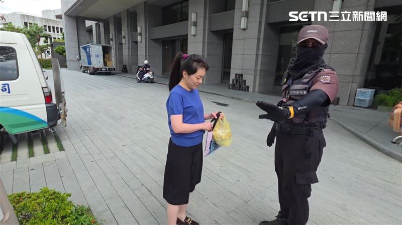 陳幸妤連續二天提著同一款午餐回家午休小憩,引起網友討論:到底吃什麼凍齡?(圖/翻攝畫面)