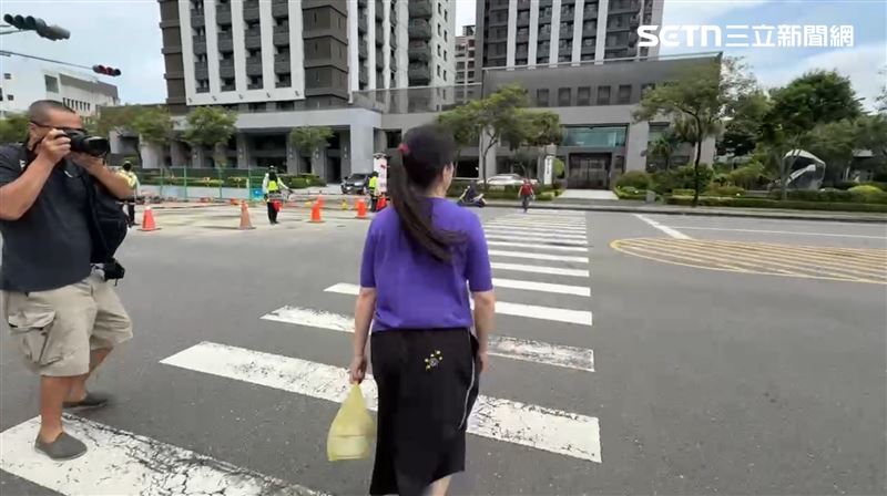 陳幸妤連續二天提著同一款午餐回家午休小憩,引起網友討論:到底吃什麼凍齡?(圖/翻攝畫面)