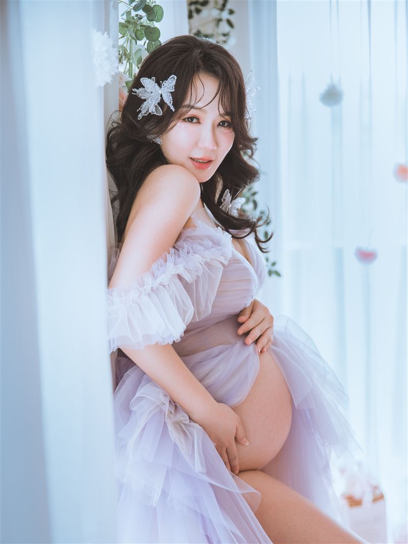 李又汝日前正式升格新手媽媽,迎來愛女「小藍莓」誕生。圖為李又汝孕婦寫真照。(圖/翻攝自IG @yogurt_lee819)