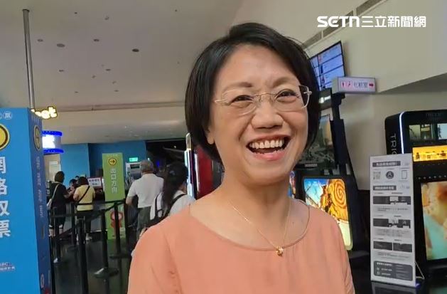 國民黨立委翁曉玲被網友質疑在桃園電影節插隊進場。（圖／翻攝畫面）