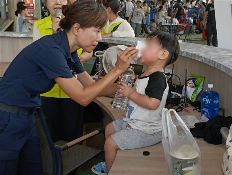 員警正在安撫走失的孩童,並協助通知家長。(圖/翻攝畫面)