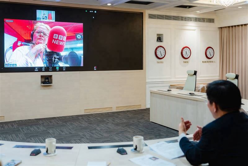 林佳龍接受英國廣播公司(BBC)國際頻道《Newshour》節目視訊專訪(圖/外交部提供)