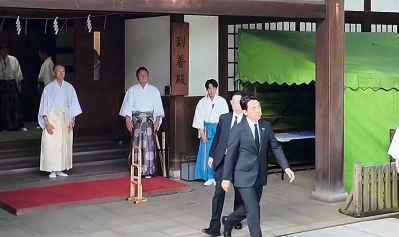 日本4閣員參拜靖國神社，自民黨高層罕見集體現身，圖為日防相小泉進次郎。（圖／翻攝自X平台 @newsnews_today）