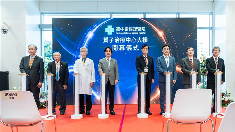 總統賴清德與立法院副院長江啟臣同台出席「質子治療中心大樓開幕暨醫護宿舍大樓動土典禮」(圖/總統府提供)