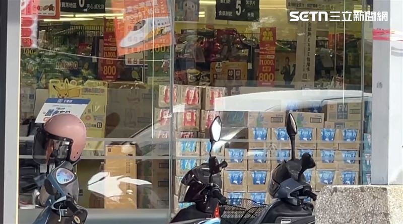 台中北屯區一間賣場14日驚傳恐嚇事件,男子對顧客喊:「不想中槍就離開」。(圖/翻攝畫面)