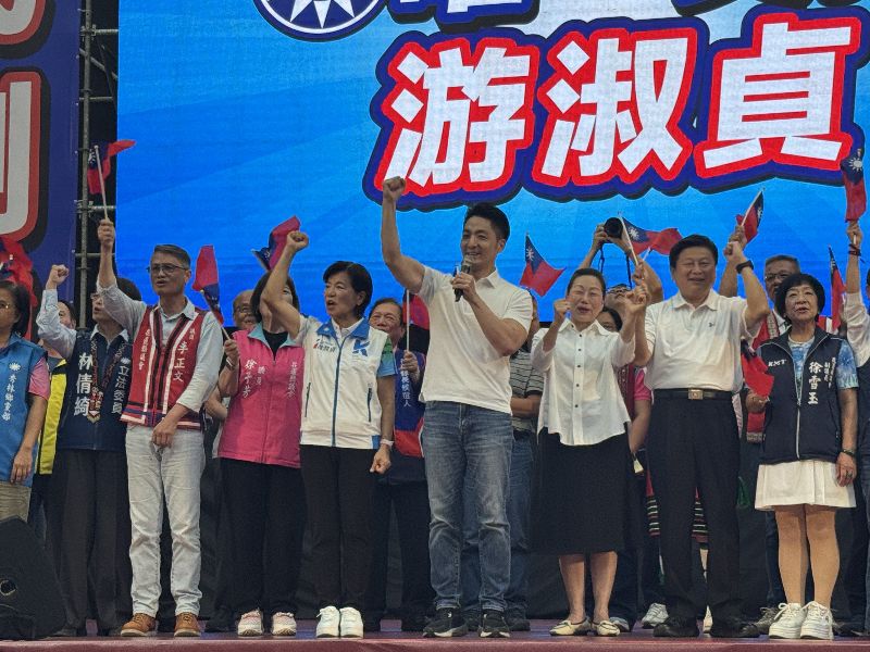 國民黨15日在花蓮舉辦造勢活動,台北市長蔣萬安(前右4)、花蓮縣長徐榛蔚(前右3)、國民黨立委傅崐萁(前右2)等人同台為縣長參選人游淑貞(前右5)站台。(圖/中央社)