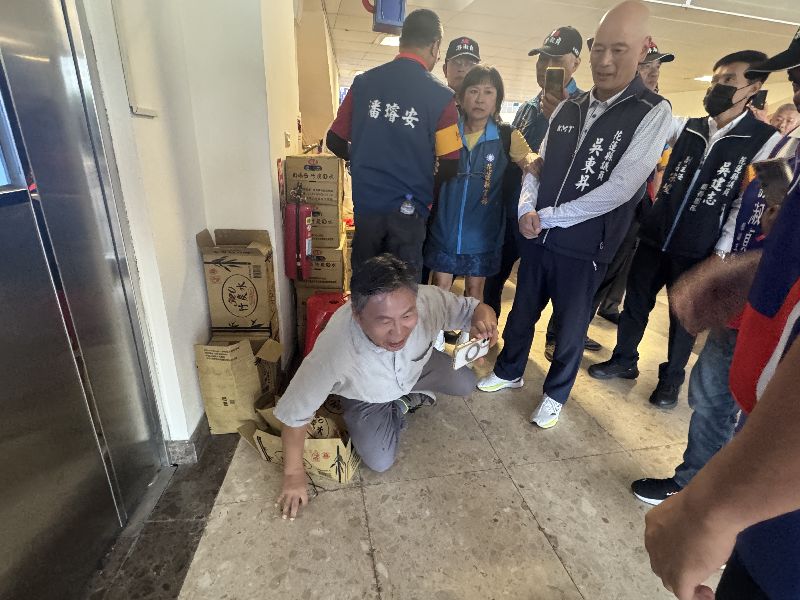 國民黨15日在花蓮舉辦造勢活動,場外發生推擠衝突,陳姓民眾企圖闖入會場抗議,遭藍營工作人員阻擋,雙方推擠、陳男倒地,控訴眼鏡遭暴力破壞。(圖/中央社)