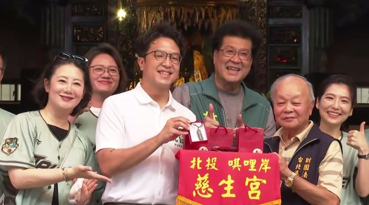 沈伯洋慈生宮參拜,透露被徵詢選北市長意願時,第一時間到這邊來。(圖/翻攝畫面)(圖/翻攝畫面)