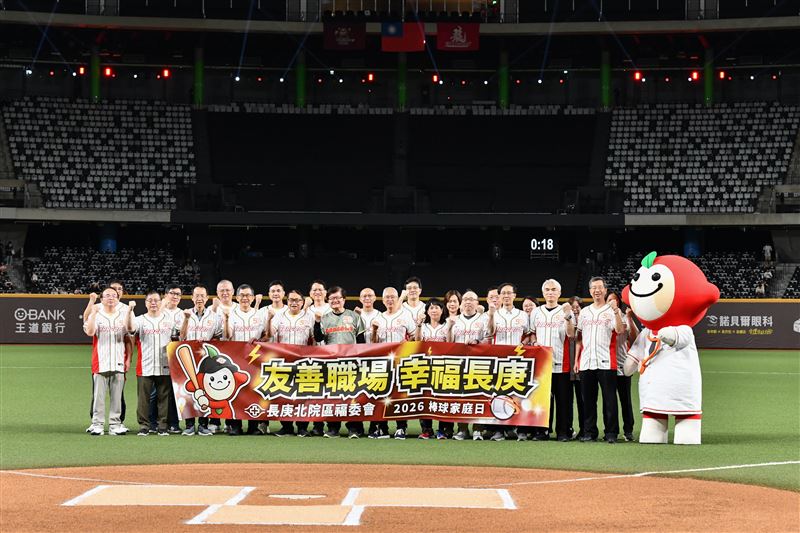長庚醫療體系北部5大院區院長級主管齊聚大巨蛋,與同仁及家屬共享家庭日歡樂時光。前排左6長庚決策會主委程文俊、前排左5行政中心總執行長潘延健。(圖/長庚醫院提供)