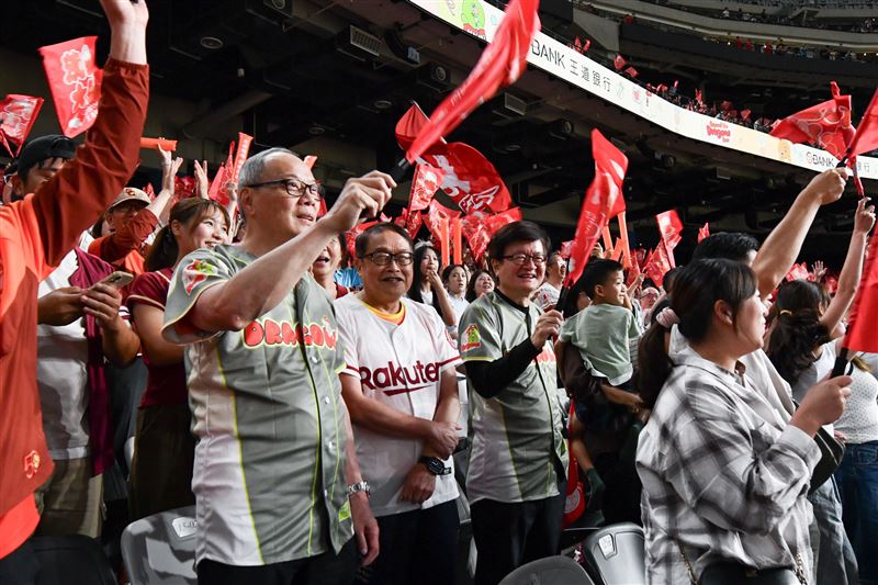長庚醫院創下台北大巨蛋醫療院所家庭日參與人數新紀錄,林口長庚醫院院長陳建宗(前排左1)到場和同仁一起觀賽搖旗吶喊。(圖/長庚醫院提供)