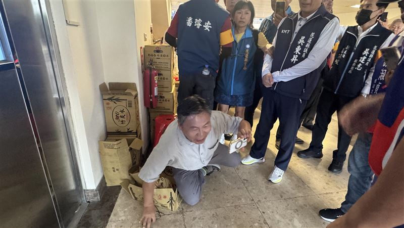 藍花蓮造勢　場外抗議喊中共走狗傅崐萁