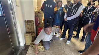 藍花蓮造勢　場外抗議喊中共走狗傅崐萁