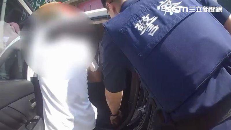 新北宋男先偷走鑰匙未拔機車,再潛入私人土地翻找物品遭逮。(圖/翻攝畫面)