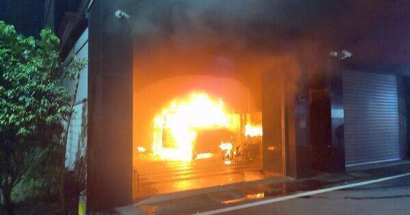 露營車停放在車庫內突然冒煙起火,火勢猛烈並傳出爆炸聲,整輛車最終燒成焦黑骨架,所幸無人傷亡。(圖/民眾提供)