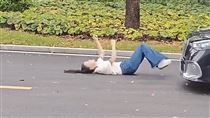 女星車禍戲來真的  遭撞「腦袋重擊地面」