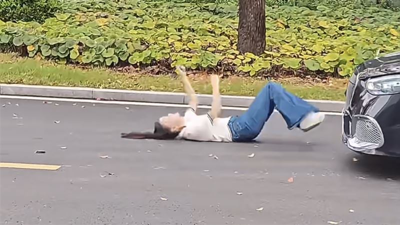 女星車禍戲來真的  遭撞「腦袋重擊地面」