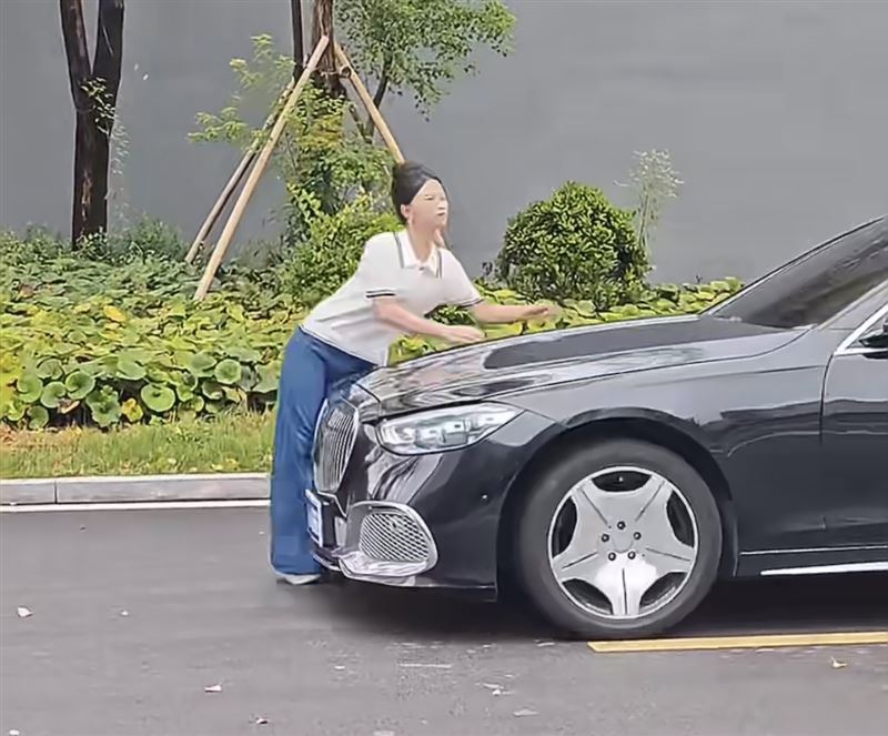 蘇洛洛演出車禍戲碼。(圖/翻攝自微博)