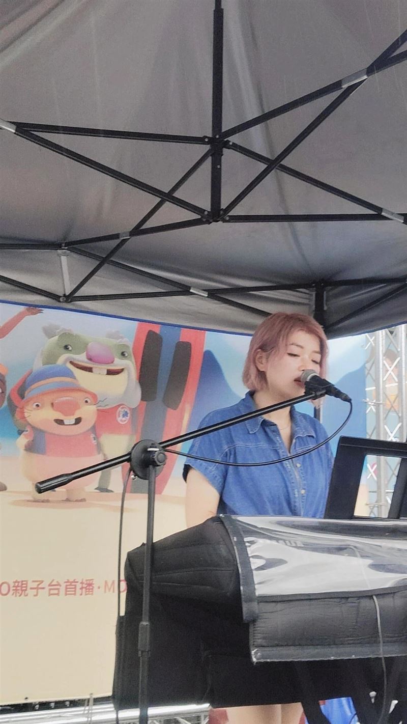 自來水園區和民眾一起迎七夕 提供免費按摩與情歌演出。(圖/主辦單位提供)