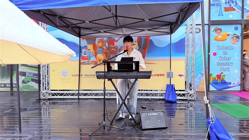 自來水園區和民眾一起迎七夕 提供免費按摩與情歌演出。(圖/主辦單位提供)