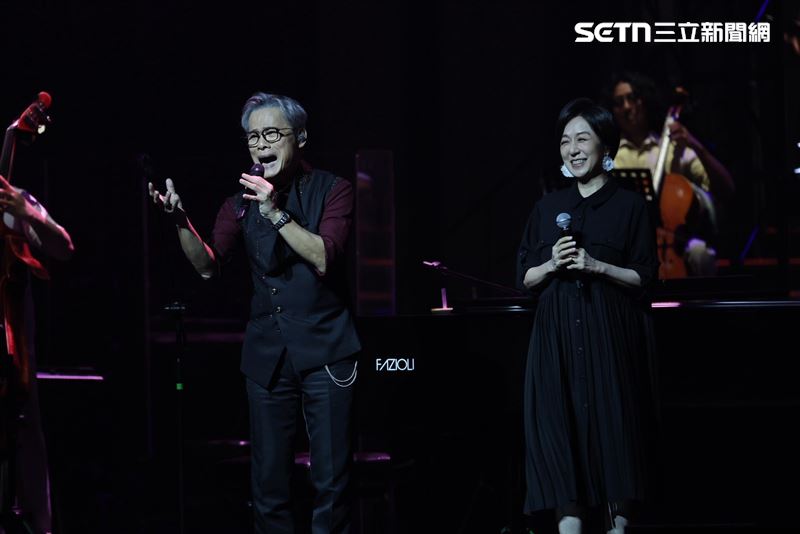 羅大佑開演唱會,黃韻玲擔任嘉賓。(圖/記者鄭孟晃攝影)