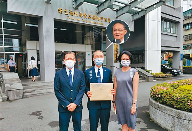 涉詐遭羈押的陳昱瑄(右)2021年曾陪同慈濟基金會執行長顏博文(中)赴衛福部。(慈濟基金會提供)