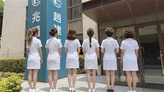 妹子都在趙建銘診所？他認證曝妻看診實況