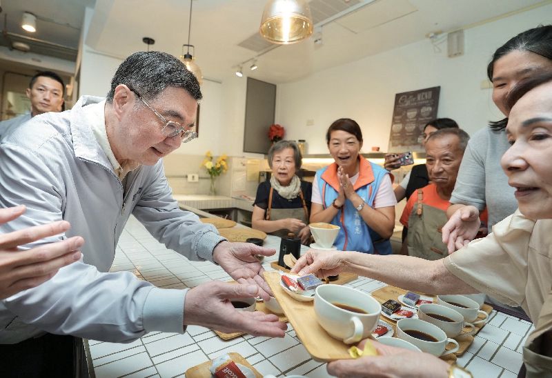 卓榮泰(左)15日參訪彰化縣日照中心「左鄰秀家人照顧咖啡館」時表示,政府明年度將投入新台幣5050萬元,持續推動「互助喘息」的創新型喘息服務模式。(圖/中央社)
