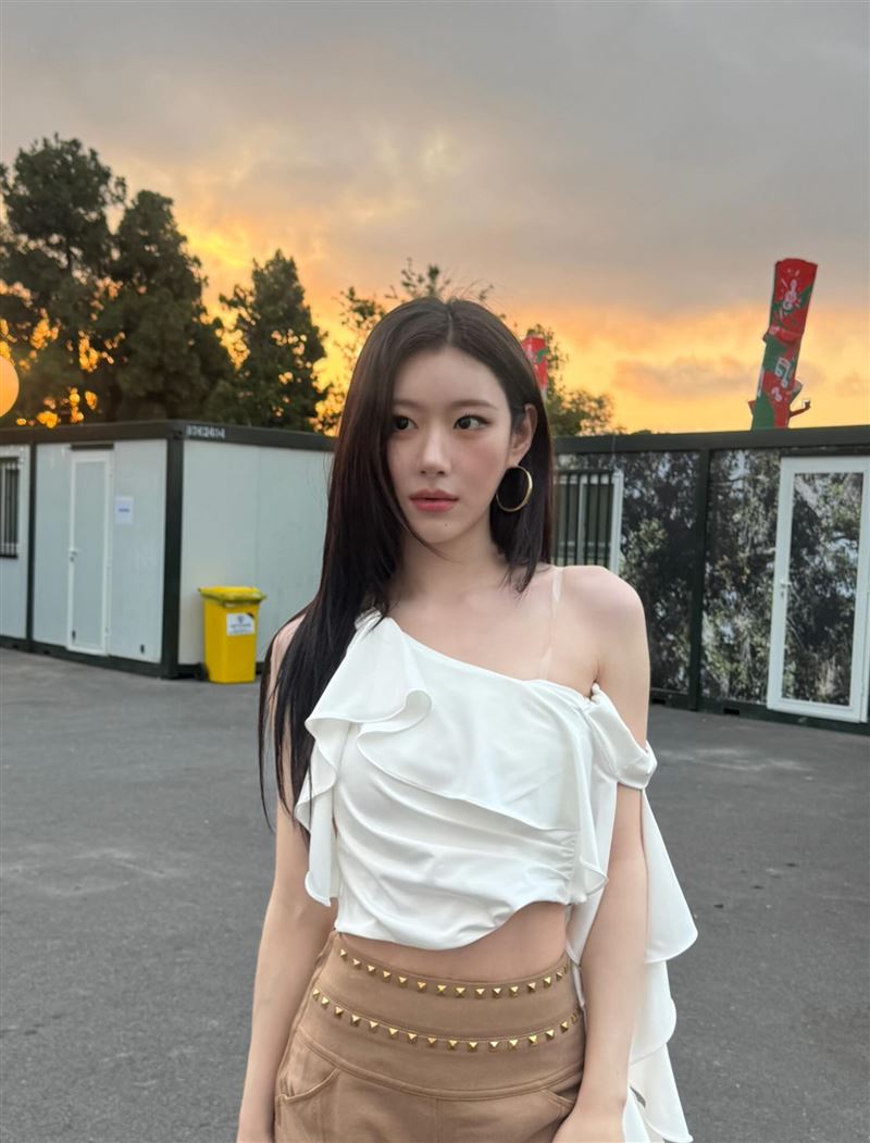 彩領近日在演出時看到媽媽現身台下,情緒瞬間潰堤。(圖/翻攝自IG @chaerrry0)