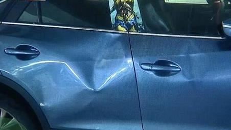 占人車位忘移車！隔天醒來4車門全被踹爛