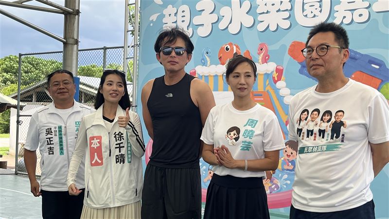 台灣民眾黨主席黃國昌(中)15日在桃園市龜山區出席「涼快一夏—龜山親子水樂園」活動,接受媒體聯訪回應時事議題。(圖/中央社)