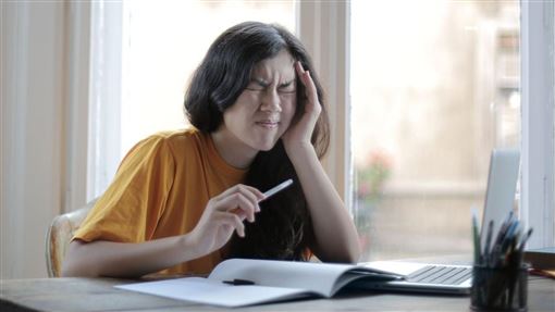 臉單側抽痛是警訊　免疫力低喚醒帶狀皰疹