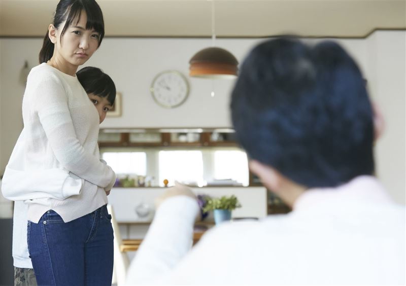 A男面對妻子質問,坦承與下屬B女發生不倫,2人遭法院判賠60萬元。(示意圖)