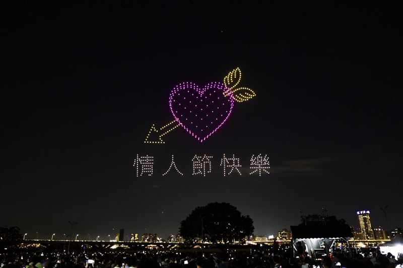 巨型愛心情人節限定彩蛋躍上空中。(圖/臺北市政府提供)