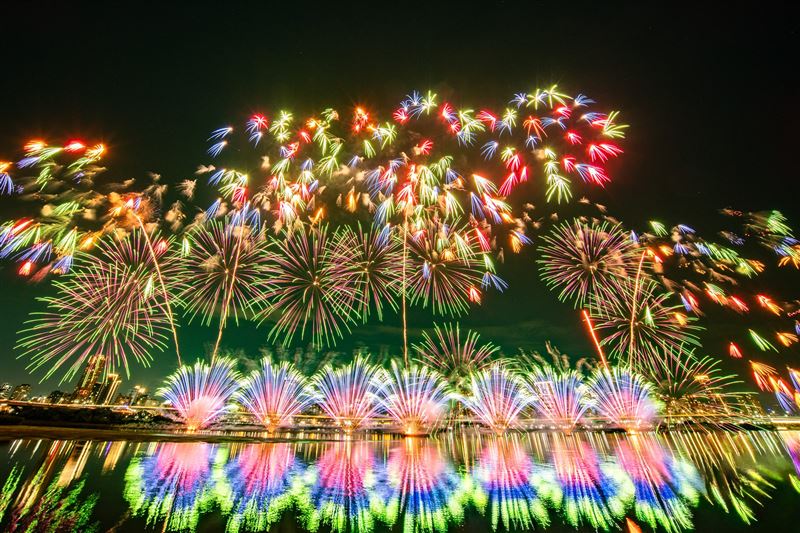 人氣煙火萬花千輪點亮大稻埕夏夜。(圖/臺北市政府提供)