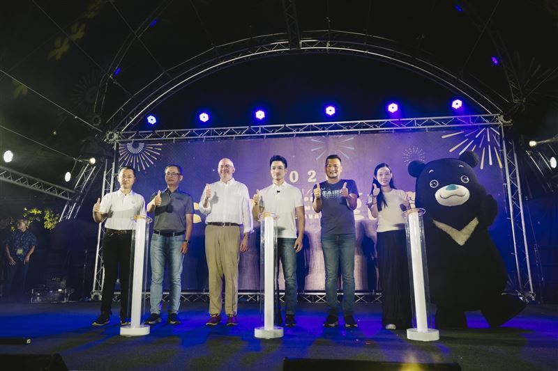 林士斌副秘書長(左一)張溫德副市長(左二)谷立言處長(左三)蔣萬安市長(中)俞振華副秘書長(右三)余祥局長(右二)及熊讚於七夕前夕陪同現場民眾共賞無人機及煙火展演。(圖/臺北市政府提供)