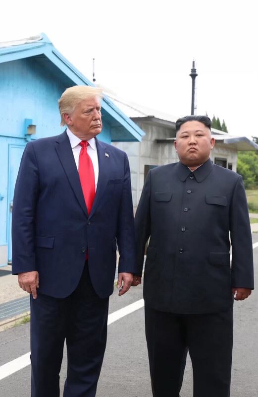 川普突PO出與金正恩合照,表示「我們相處非常融洽」。(圖/翻攝自川普Truth Social)