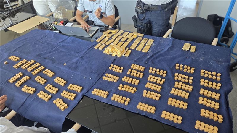比利時18歲學生在建築工地打工,挖到價值3.3億黃金。(圖/翻攝自Lokale Politie Dendermonde臉書)