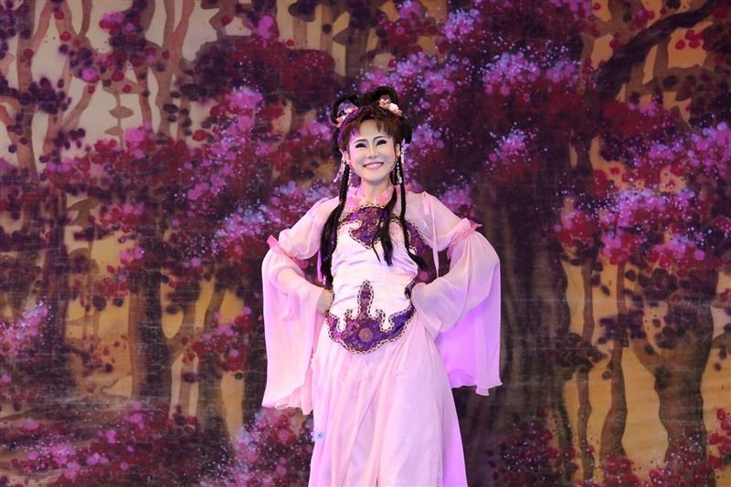 明華園第三代、孫翠鳳大女兒陳昭婷演出途中突傳突癲癇發作緊急送醫。(圖/翻攝自明華園總團-·-陳昭婷)