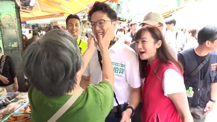 民眾熱情拍拍沈伯洋的臉頰。(圖/翻攝畫面)