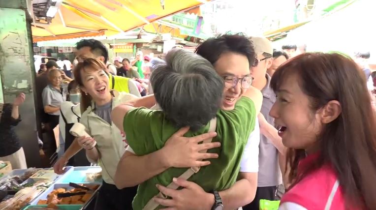 沈伯洋中坡福德市場拜票,民眾要求擁抱。(圖/翻攝畫面)