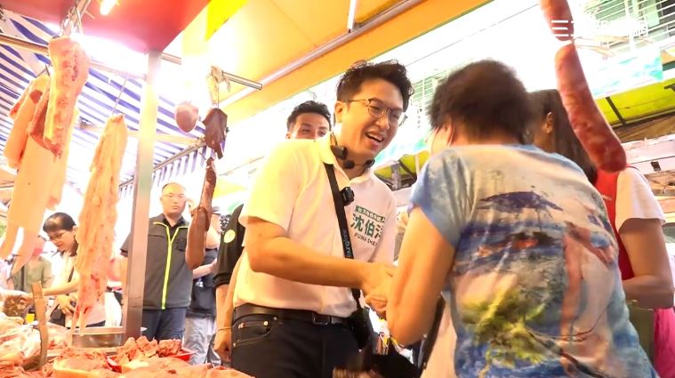 沈伯洋中坡福德市場拜票向攤商請託。(圖/翻攝畫面)