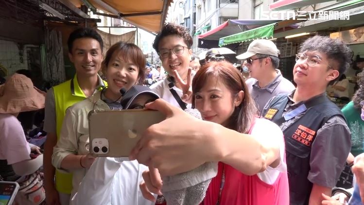 沈伯洋中坡福德市場拜票獲買菜婆婆媽媽的熱情支持。(圖/翻攝畫面)