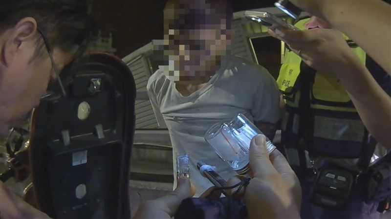 陳姓男子毒駕騎車上路,發現員警後一路闖紅燈、逆向逃逸。(圖/翻攝畫面)