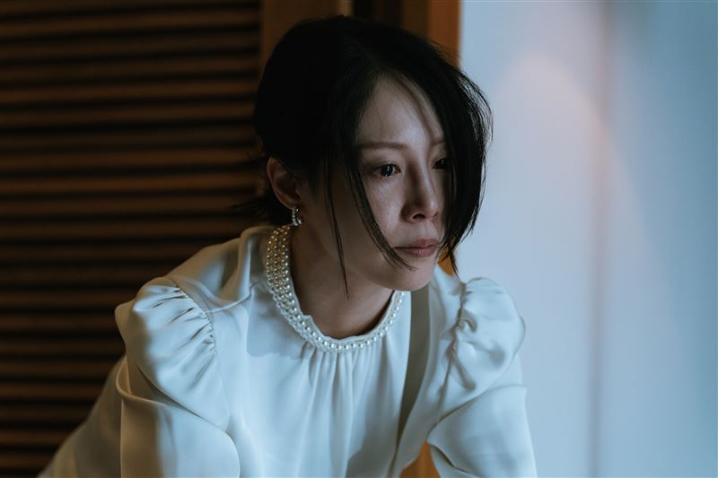 蔡亘晏的豪門婚姻逐漸變質,角色在現實間面臨拉扯。(圖/Hami Video提供)