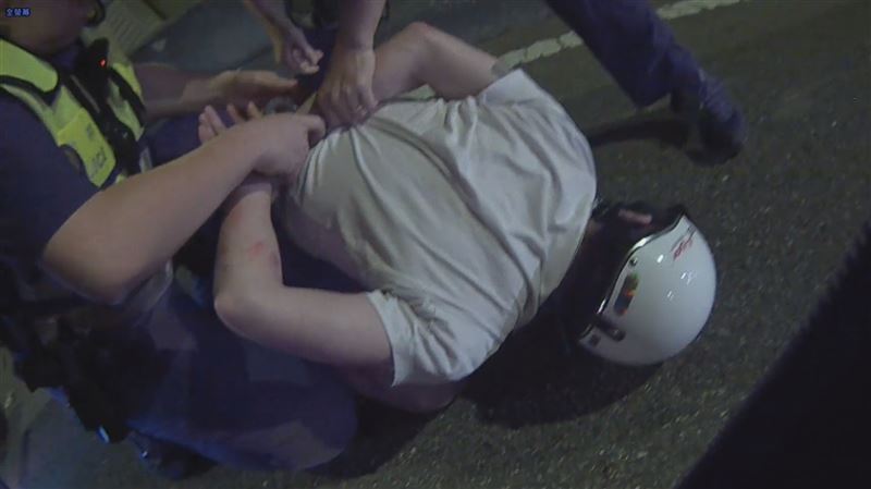 陳男於中山區中山橋往南下橋處自摔,遭到警方壓制逮捕。(圖/翻攝畫面)