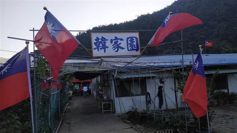 台中神鬼女專員6年搬空互助會3109萬,並將其中230萬用於支持韓家園活動。(圖/翻攝台中韓家園臉書)