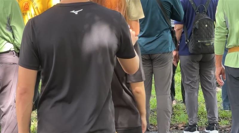 家屬在現場呼喚「爸爸回家了」。(圖/翻攝畫面)