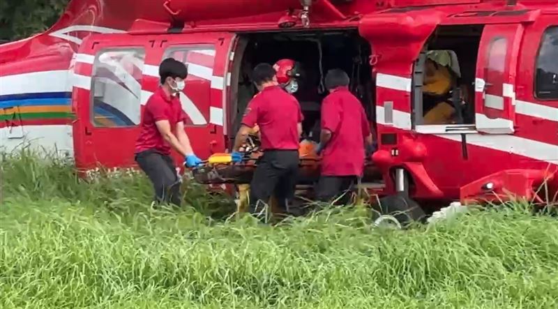 空勤總隊直升機將顏男遺體吊掛下山。(圖/翻攝畫面)