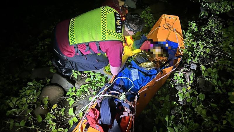 3名登山協會幹部進入未開放山域探勘,遭虎頭蜂群襲擊,55歲張姓女子成唯一倖存者。(圖/翻攝畫面)